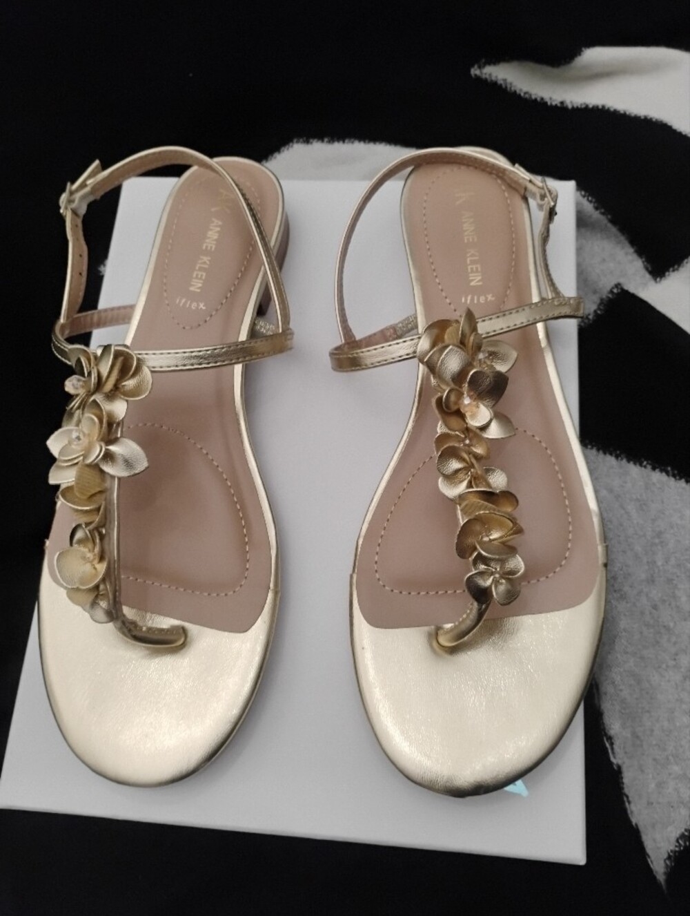 Anne Klein Flavia Iflex Metallic Gold Floral Embellished Thong Sandals Sz 10 NEW - Picture 9 of 16